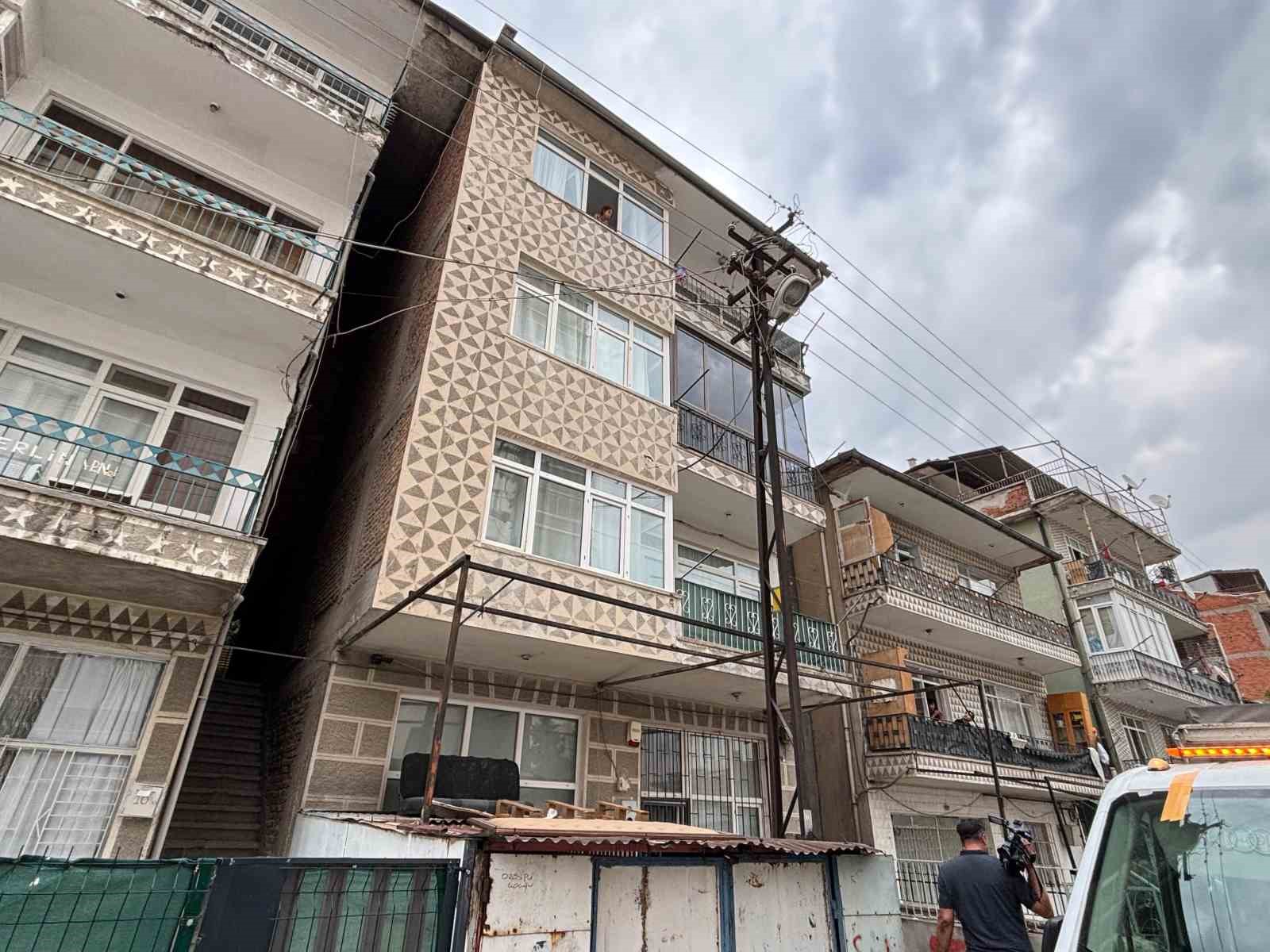 ANKARA’DA ÜÇ ARKADAŞINI ÖLDÜRÜP İNTİHAR EDEN ZANLININ KOMŞUSU: "POLİSLERE, ’ÜÇ KİŞİYİ ÖLDÜRDÜM, BENİ UYUŞTURUCUYA ALIŞTIRDILAR, MÜEBBET HAPİS YATAMAM’ DEDİ"