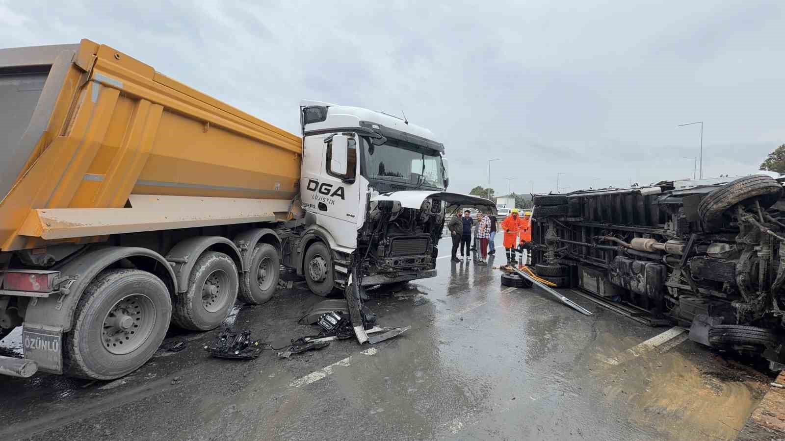 ARNAVUTKÖY’DE YAĞIŞLI HAVADA KAZA: 2 YARALI