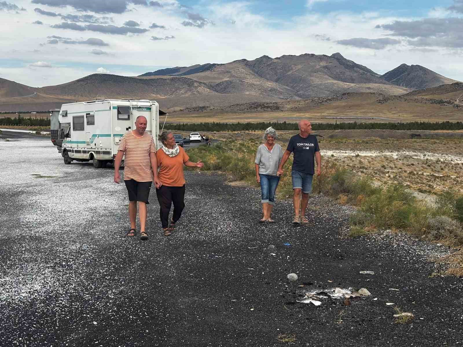 ALMAN TURİSTLER KARAPINAR’DA KAMP YAPTI