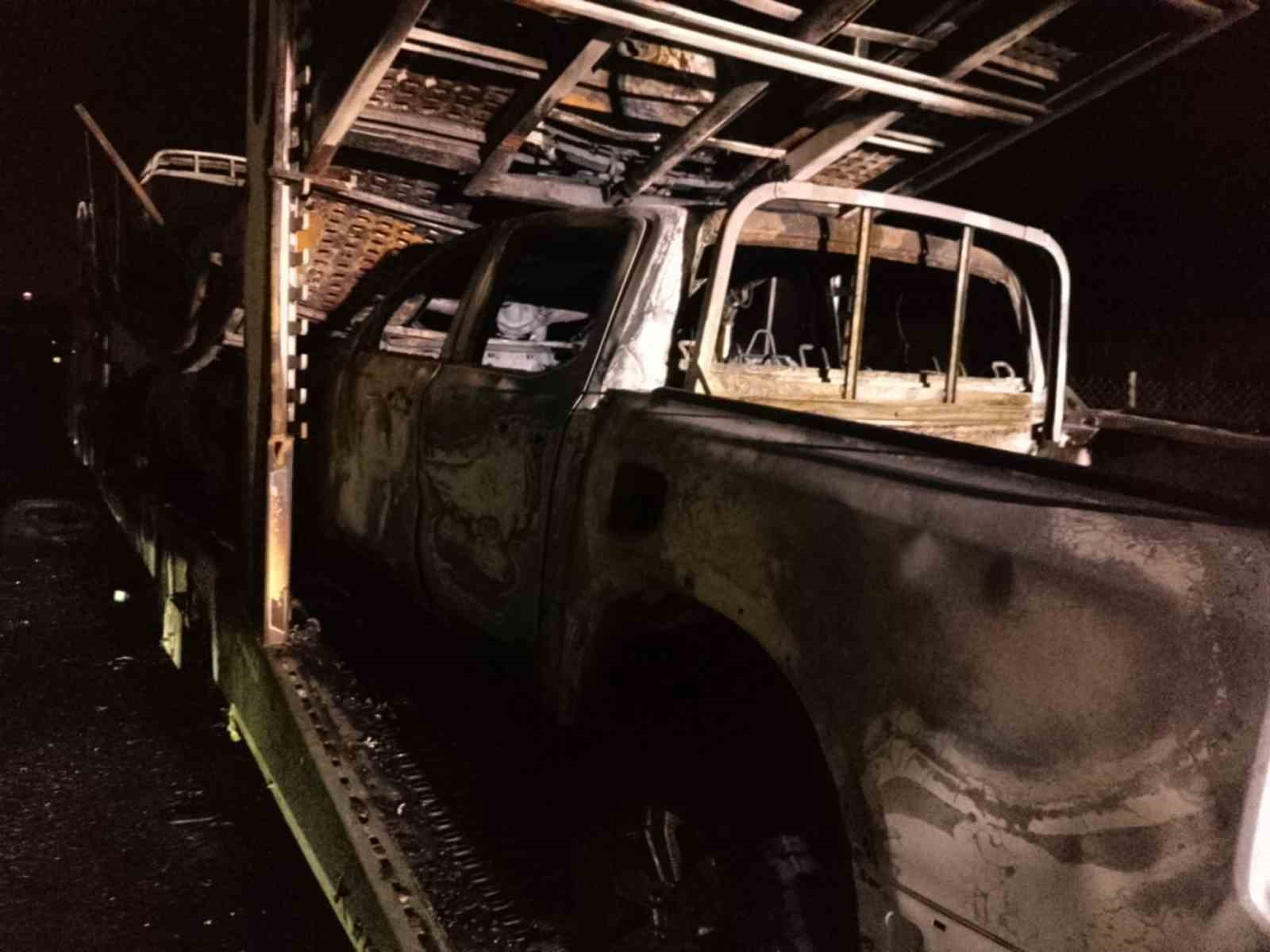 OSMANİYE’DE SIFIR ARAÇ TAŞIYAN TIR YANDI: 4 PİKAP KÜLE DÖNDÜ