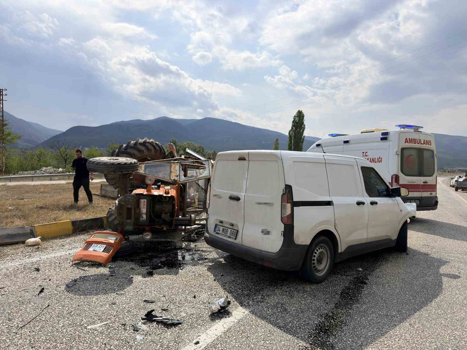 KASTAMONU’DA HAFİF TİCARİ ARAÇ İLE TRAKTÖR ÇARPIŞTI: 1 YARALI