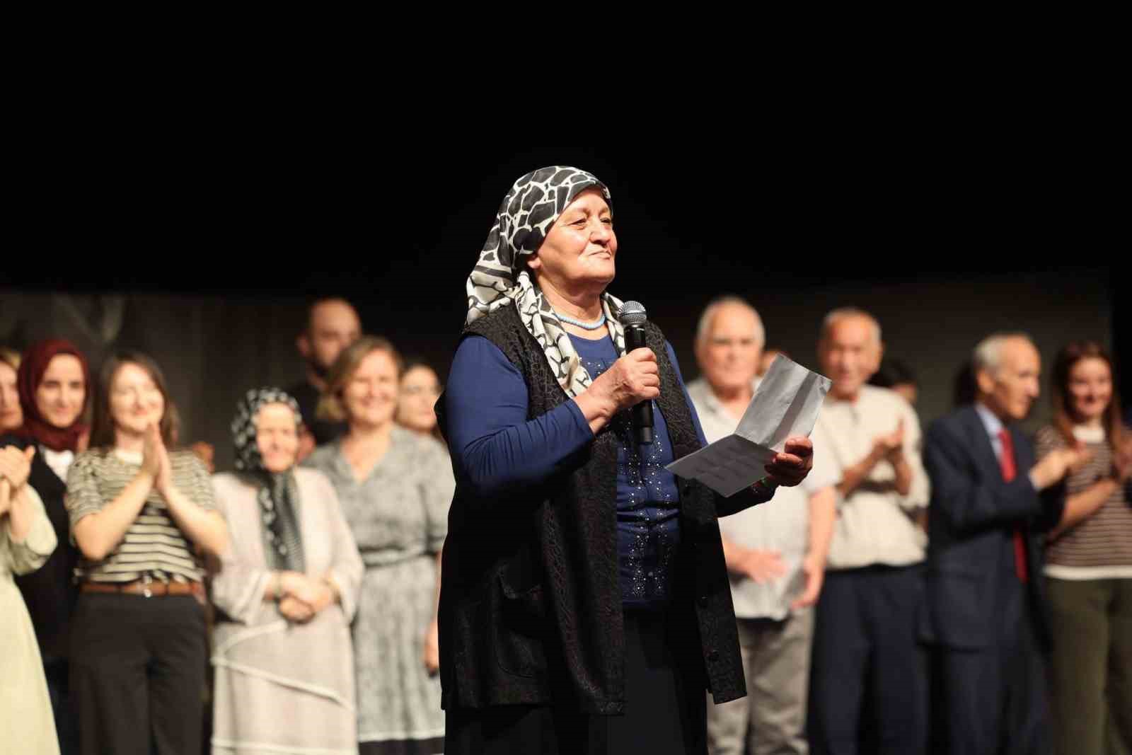 BÜYÜKLERİN TİYATRO OYUNU AYAKTA ALKIŞLANDI