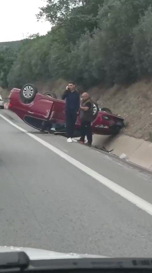 KOCAELİ’DE KONTROLDEN ÇIKAN OTOMOBİL TAKLA ATTI