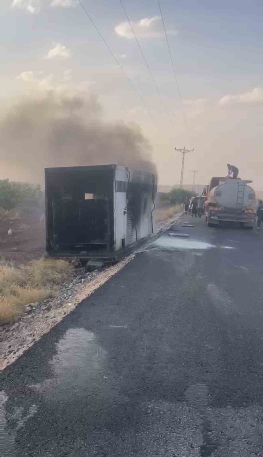 SİİRT’TE JENERATÖR TAŞIYAN TIR YAN YATTI, JENERATÖR ALEV ALDI