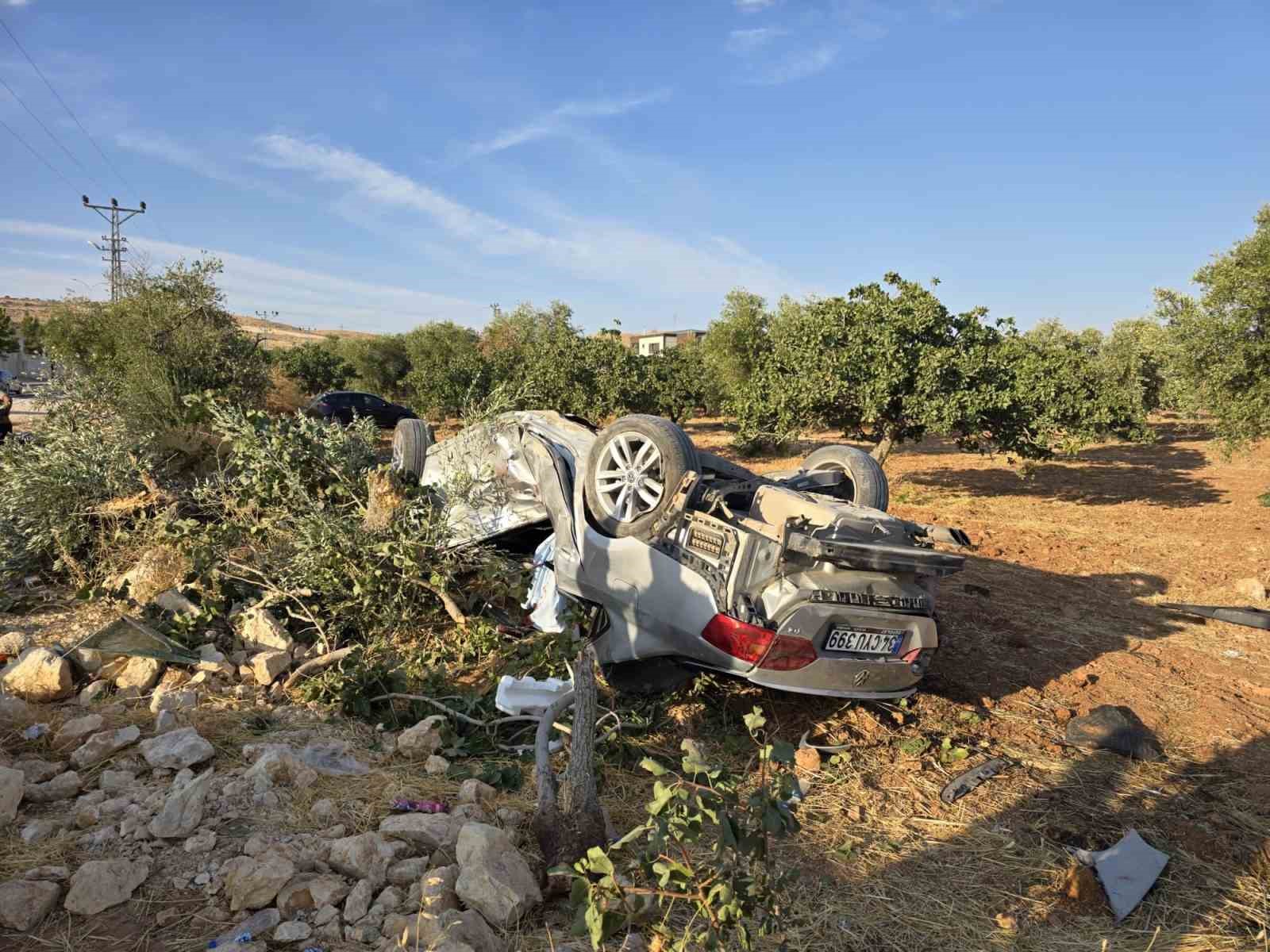 GAZİANTEP’TE MOTOSİKLETLE ÇARPIŞAN OTOMOBİL FISTIK TARLASINA UÇTU: 1 ÖLÜ, 6 YARALI