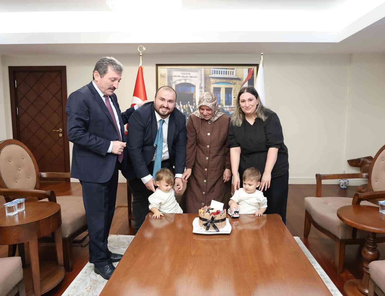 ŞEHİDİN İKİZ YEĞENLERİNE VALİLİK MAKAMINDA SÜRPRİZ DOĞUM GÜNÜ KUTLAMASI