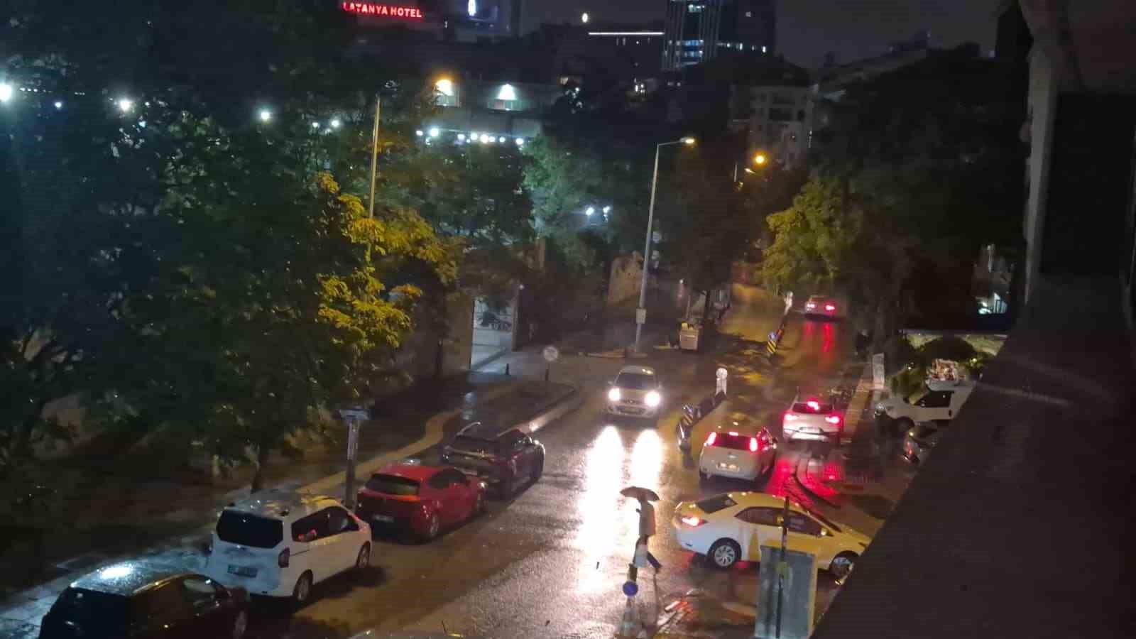 ANKARA’DA SAĞANAK ETKİLİ OLDU, SOKAKLAR GÖLE DÖNDÜ