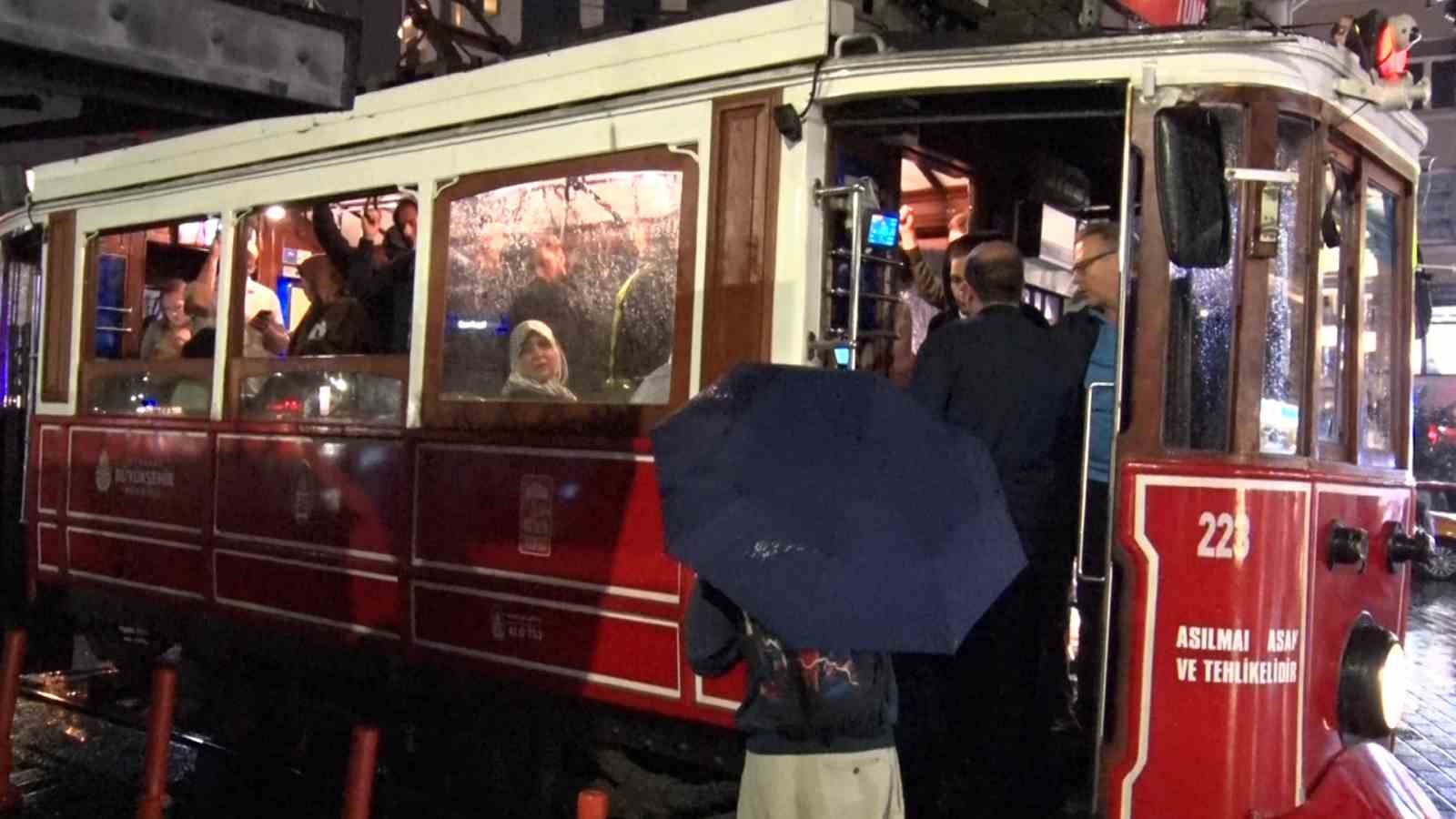 İSTANBUL’DA ETKİLİ OLAN SAĞANAKTA VATANDAŞLAR TRAMVAYA SIĞINDI