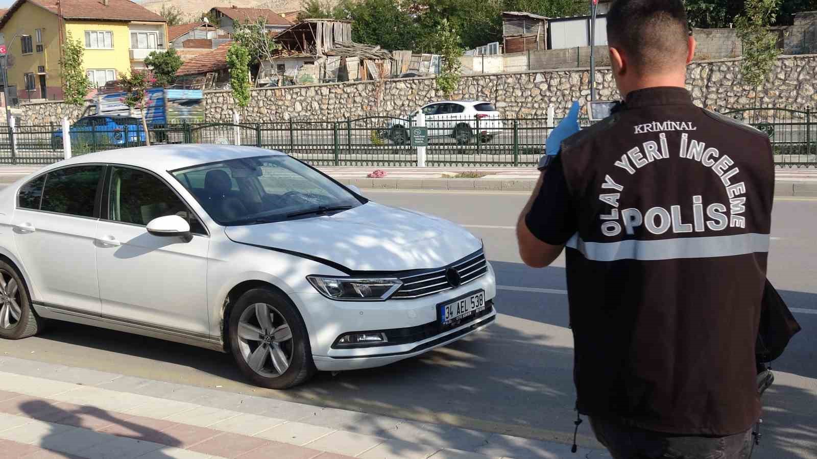 OTOMOBİLİN ÇARPTIĞI YAŞLI ADAM HAYATINI KAYBETTİ