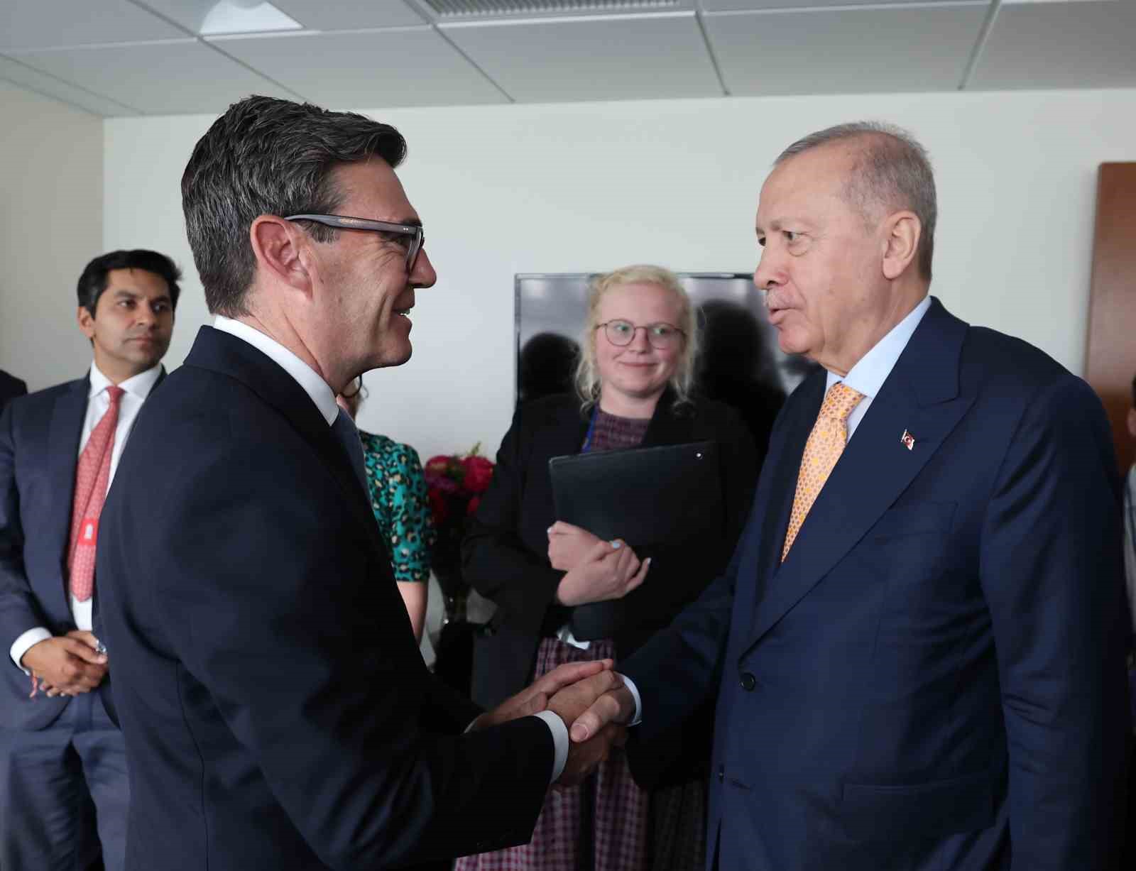 TRUMP, İNGİLTERE BAŞBAKANI BURNHAM İLE BİR ARAYA GELDİ