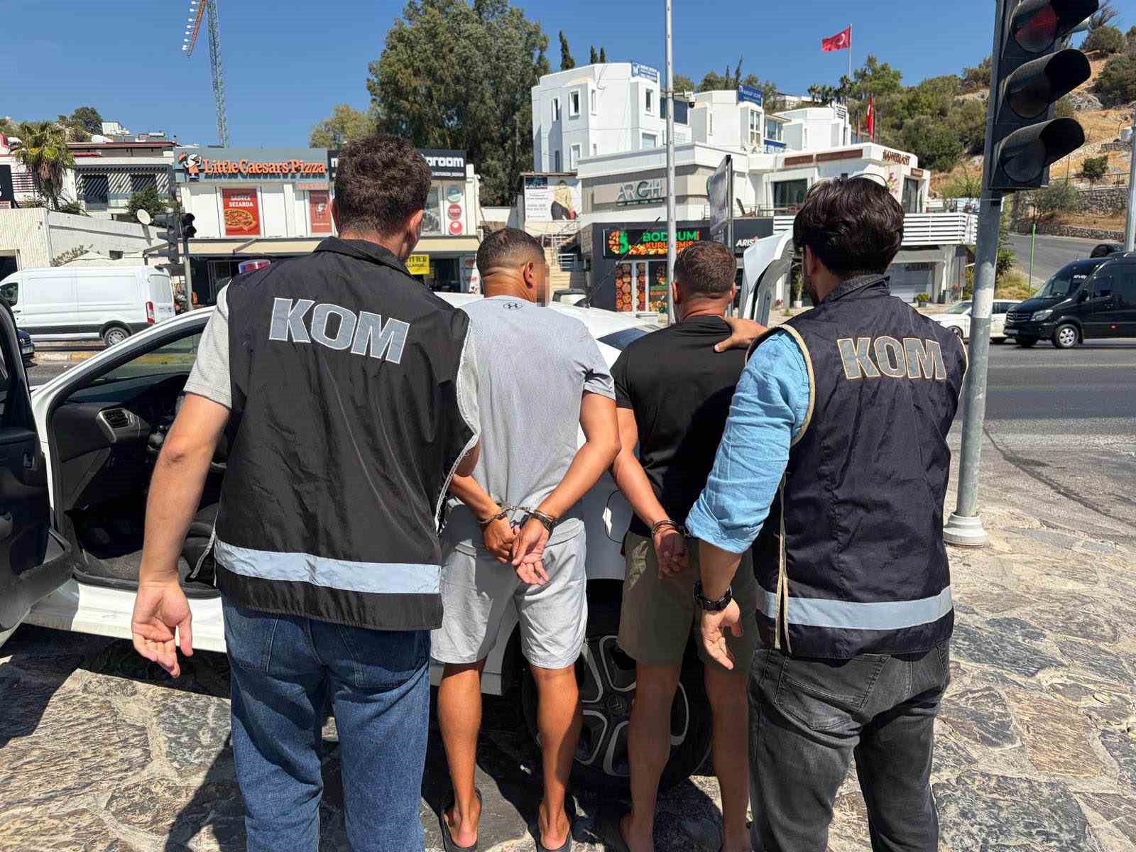 BODRUM’DA KIRMIZI BÜLTENLE ARANAN ŞÜPHELİ SAHTE KİMLİKLE YAKALANDI