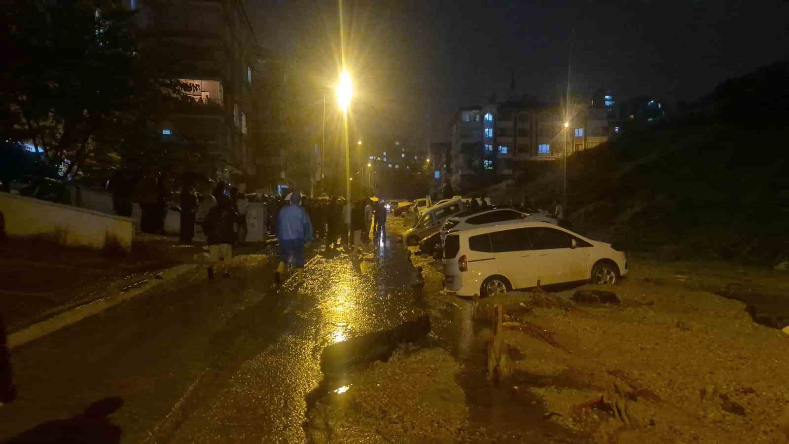 ANKARA’DA YOL ÇÖKTÜ, ONLARCA ARAÇ MAHSUR KALDI