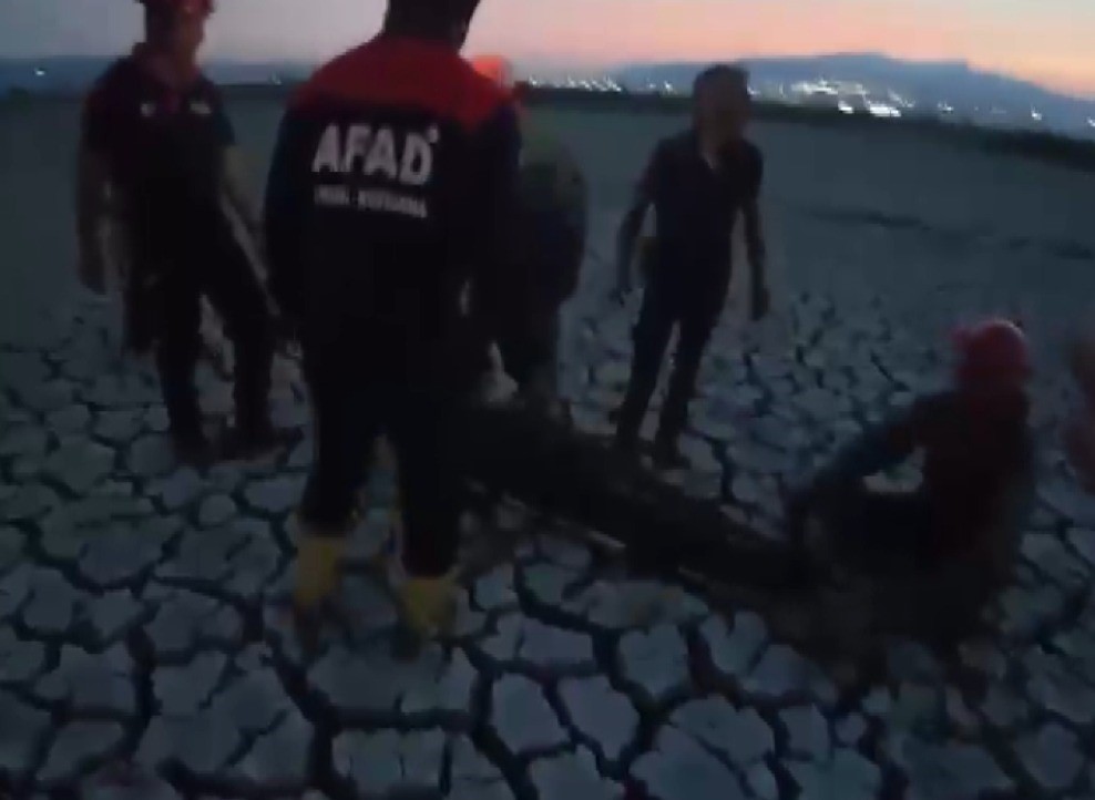 ÇAMURA SAPLANARAK MAHSUR KALAN VATANDAŞ KURTARILDI