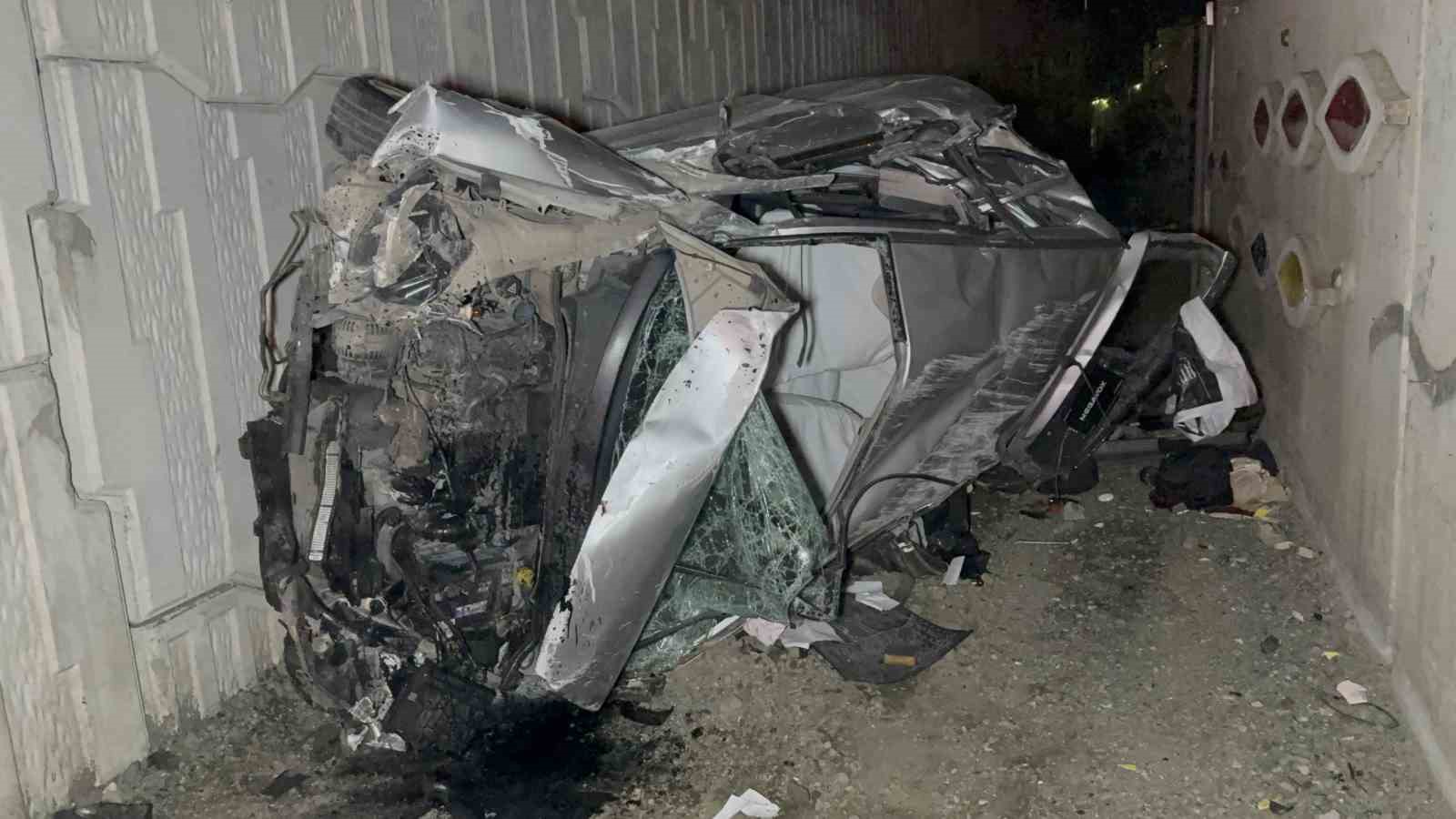 SAMSUN’DA TAKLA ATARAK HURDAYA DÖNEN OTOMOBİLDE 2 KİŞİ YARALANDI