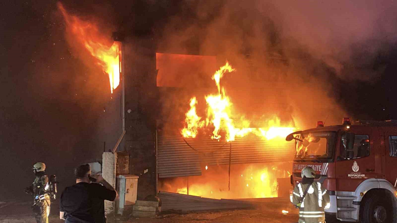 ESENYURT’TA LASTİKÇİ DÜKKANINDA ÇIKAN YANGIN 5 İŞ YERİNE SIÇRADI