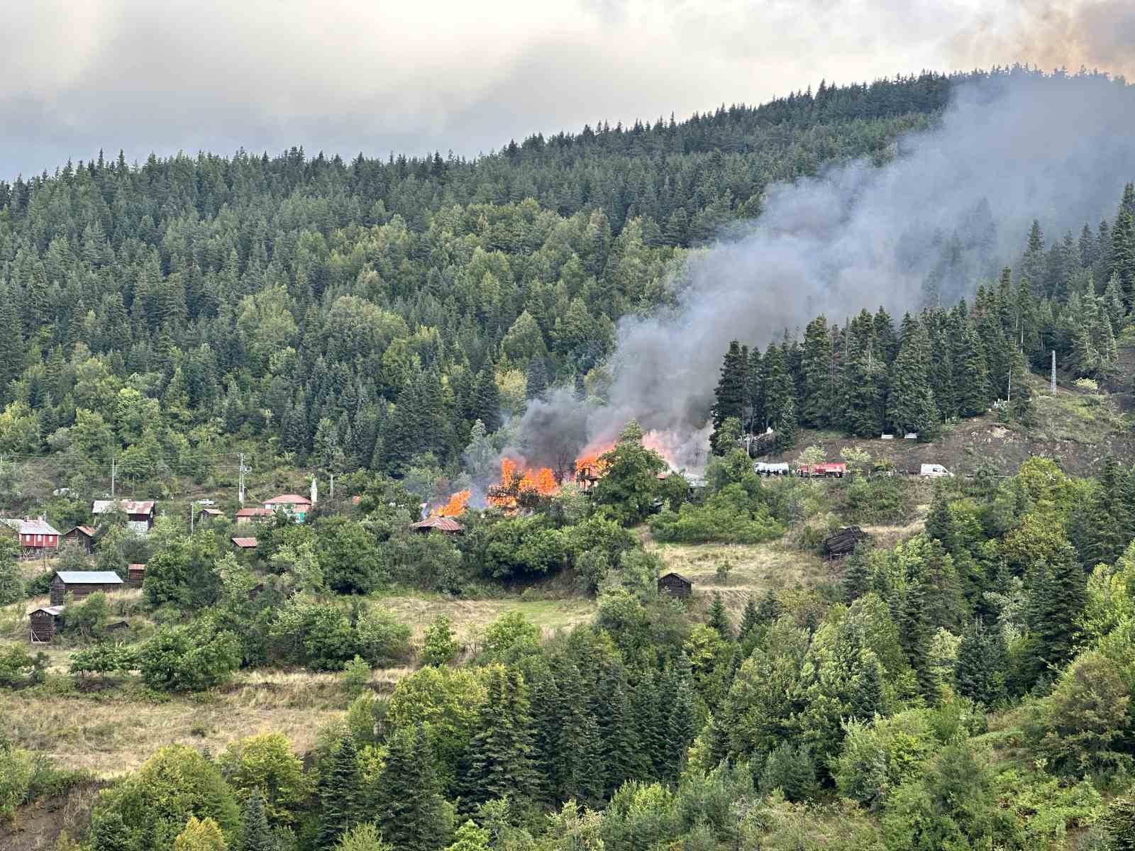 KASTAMONU’DA 4 EV ALEVLERE TESLİM OLDU