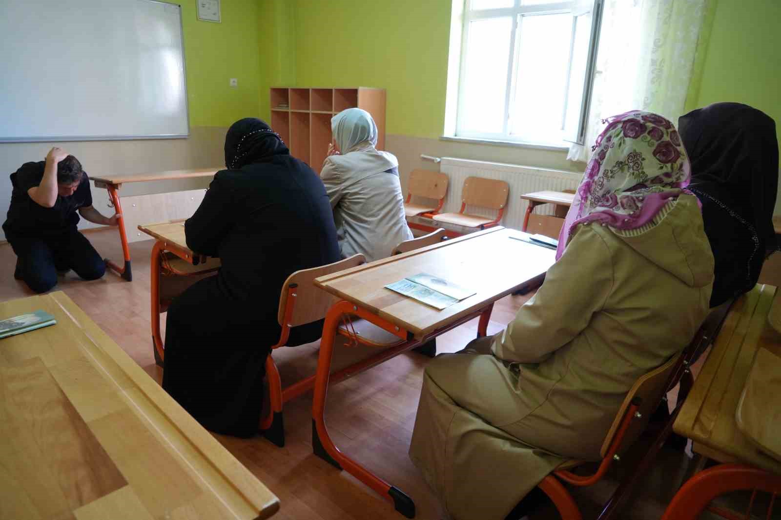 ÖNCE ÖĞRENDİLER SONRA ÇEVRELERİNE ANLATACAKLAR: DEMİRÖZÜ’NDE VATANDAŞLARA AFET VE ÇEVRE BİLGİLENDİRMESİ