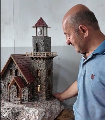 ERZİNCANLI EMEKLİ USTA DOĞADAN TOPLADIĞI TAŞLARLA MİNYATÜR EVLER YAPIYOR