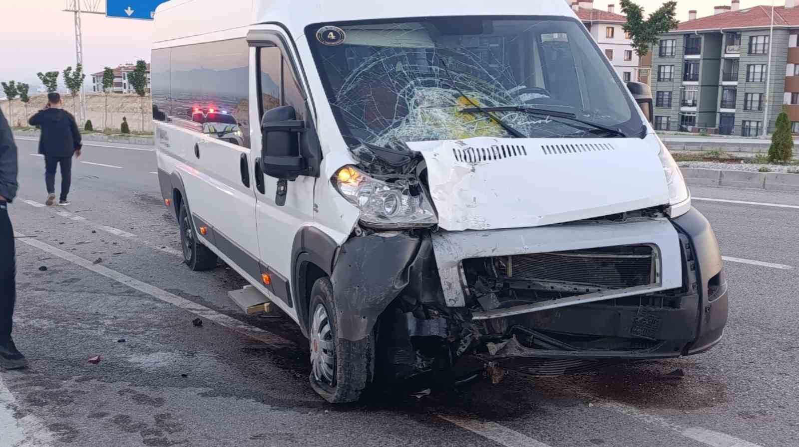 KARAMAN’DA SERVİS MİNİBÜSLERİ ÇARPIŞTI: 1 YARALI