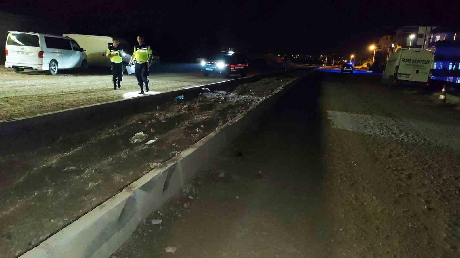 ANTALYA’DA KONTROLDEN ÇIKAN OTOMOBİL REFÜJE ÇARPTI: 1 YARALI