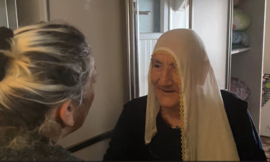 KOMŞULARININ ULAŞAMADIĞI YAŞLI KADIN KOLTUĞUN ÜZERİNDE UYURKEN BULUNDU