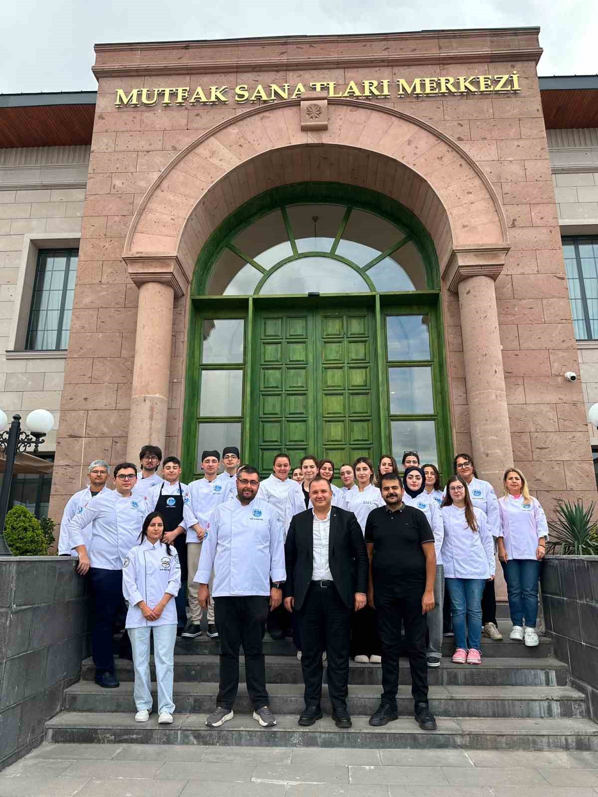 KAYSERİ MUTFAK AKADEMİSİ’NDE ÜNİVERSİTE ÖĞRENCİLERİNE UYGULAMALI GASTRONOMİ EĞİTİMİ