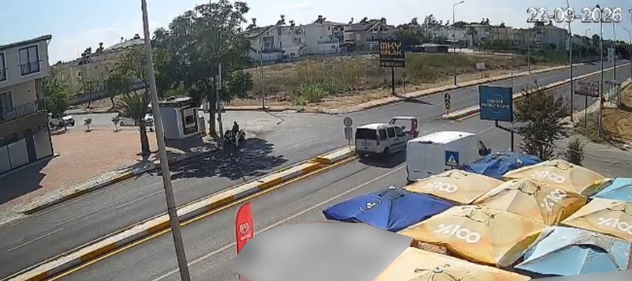 ANTALYA’DA HAFİF TİCARİ ARAÇLA ÇARPIŞAN 3 TEKERLEKLİ MOTOSİKLETİN SÜRÜCÜSÜ YARALANDI