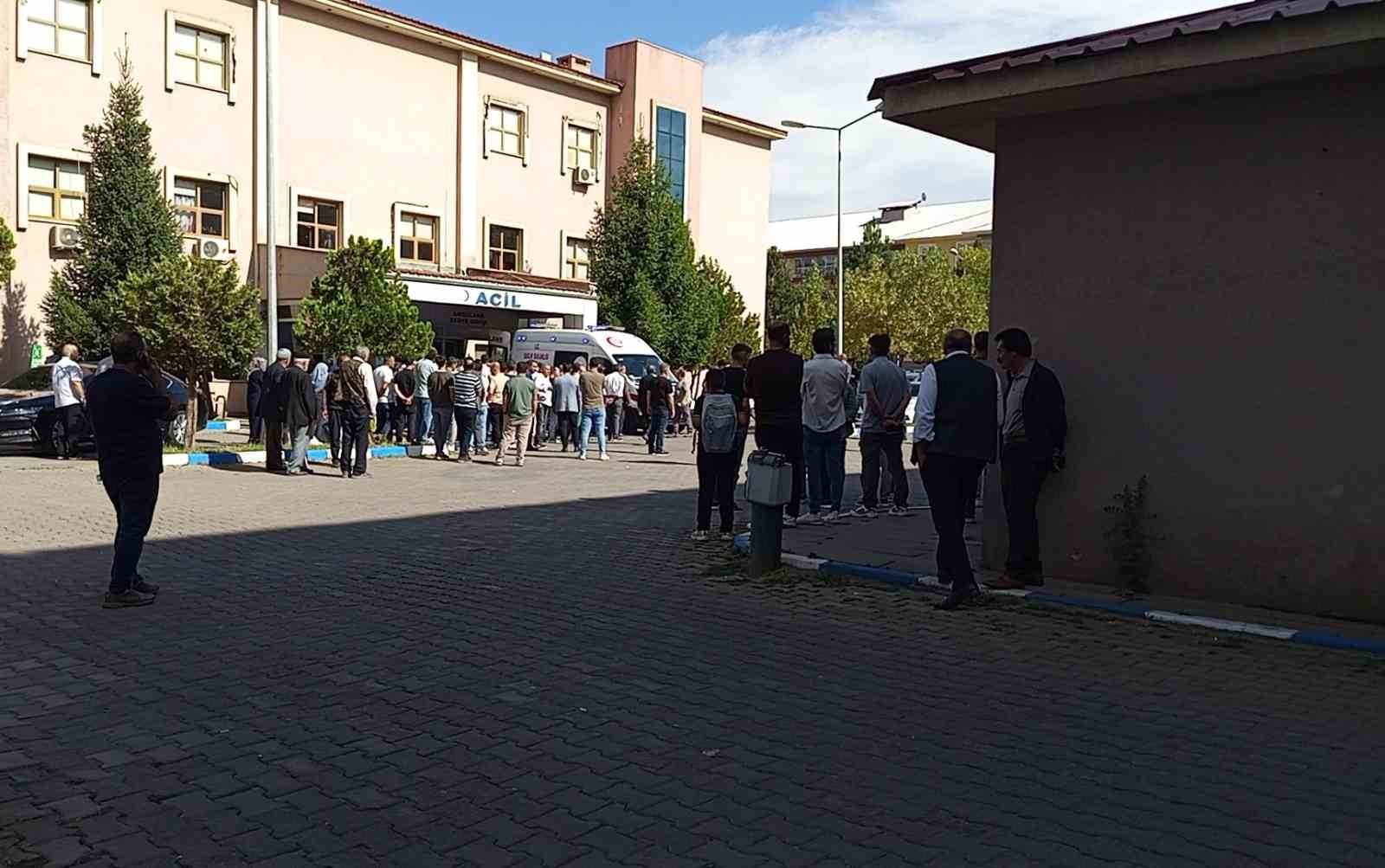 BİNGÖL’DE KAFASI ASANSÖRE SIKIŞAN ÖĞRENCİ YARALANDI