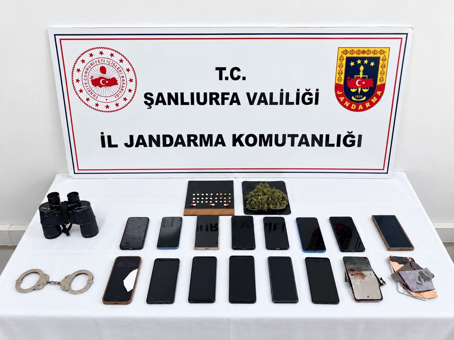 MISIR TARLASINDA YAKALANAN DOLANDIRICILARIN EV VE ARABASINDAN ÇIKANLAR HAYRETE DÜŞÜRDÜ
