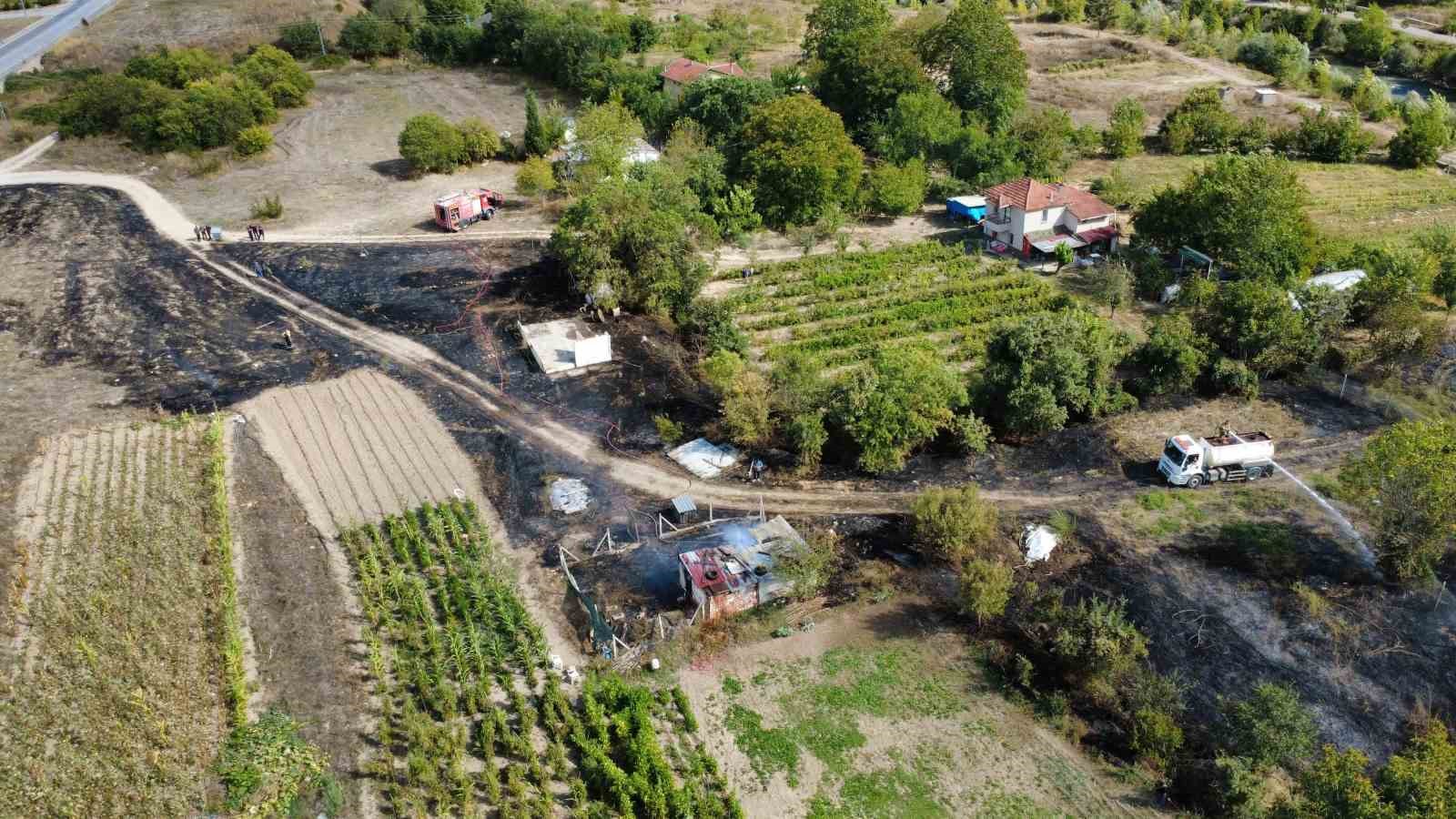 KORKUTAN OT YANGINI EVLERE SIÇRAMADAN SÖNDÜRÜLDÜ