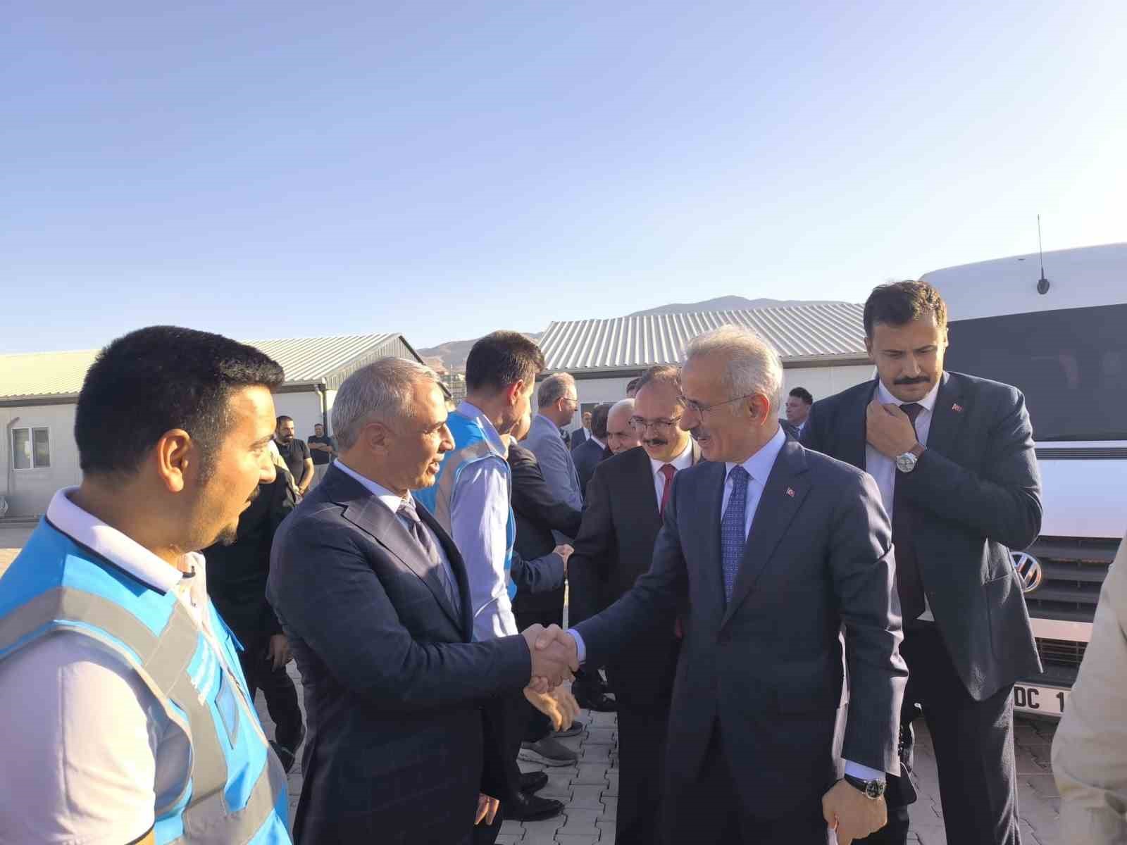 SİİRT-KURTALAN DEMİR YOLU HATTINDA FİZİKİ GERÇEKLEŞME YÜZDE 30’U AŞTI: 2030 HEDEFİNE BİR ADIM DAHA YAKLAŞTI