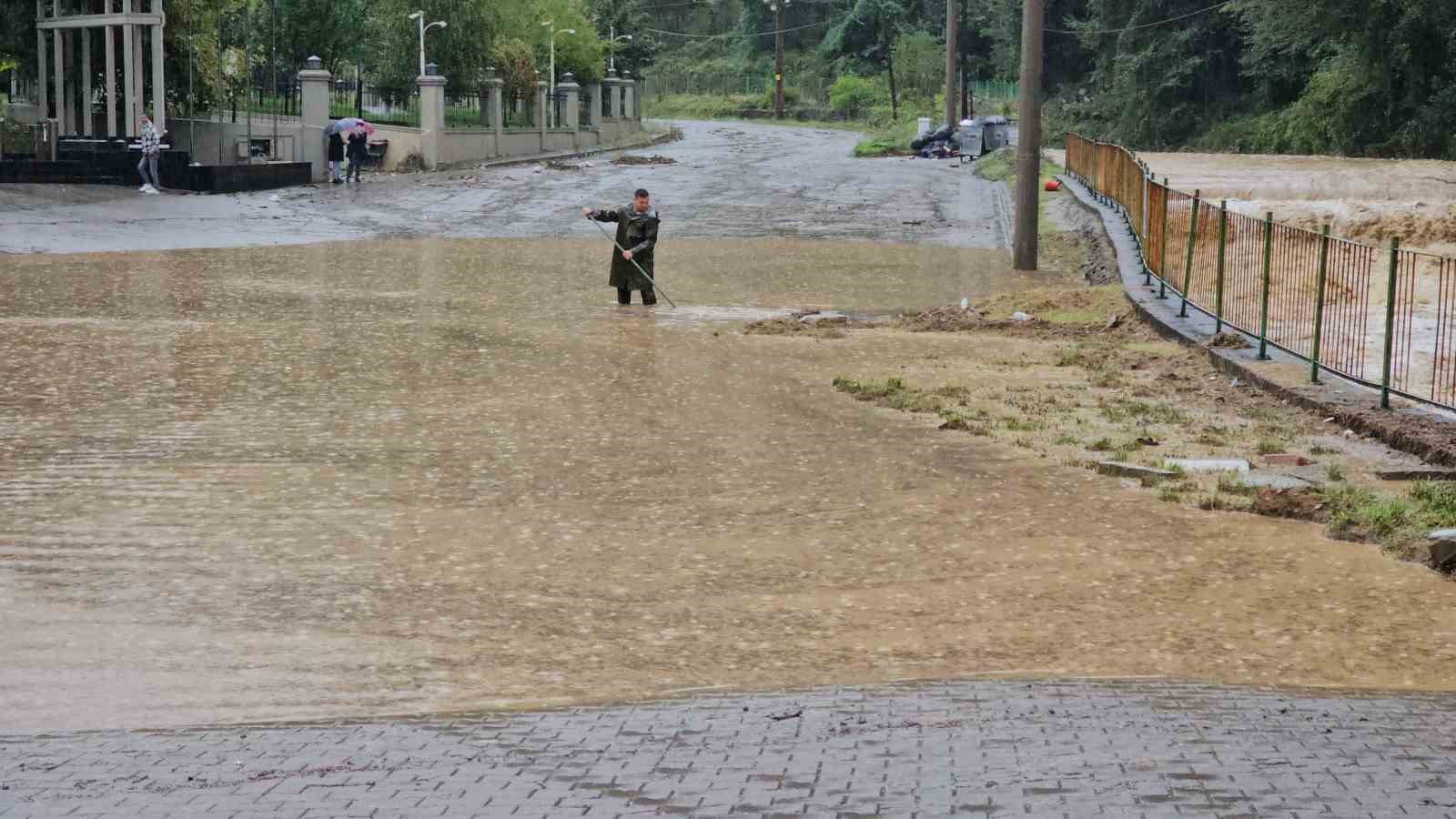 ZONGULDAK’TA SAĞANAK SONRASI DERE TAŞTI, SANAYİ SİTESİNİ SU BASTI