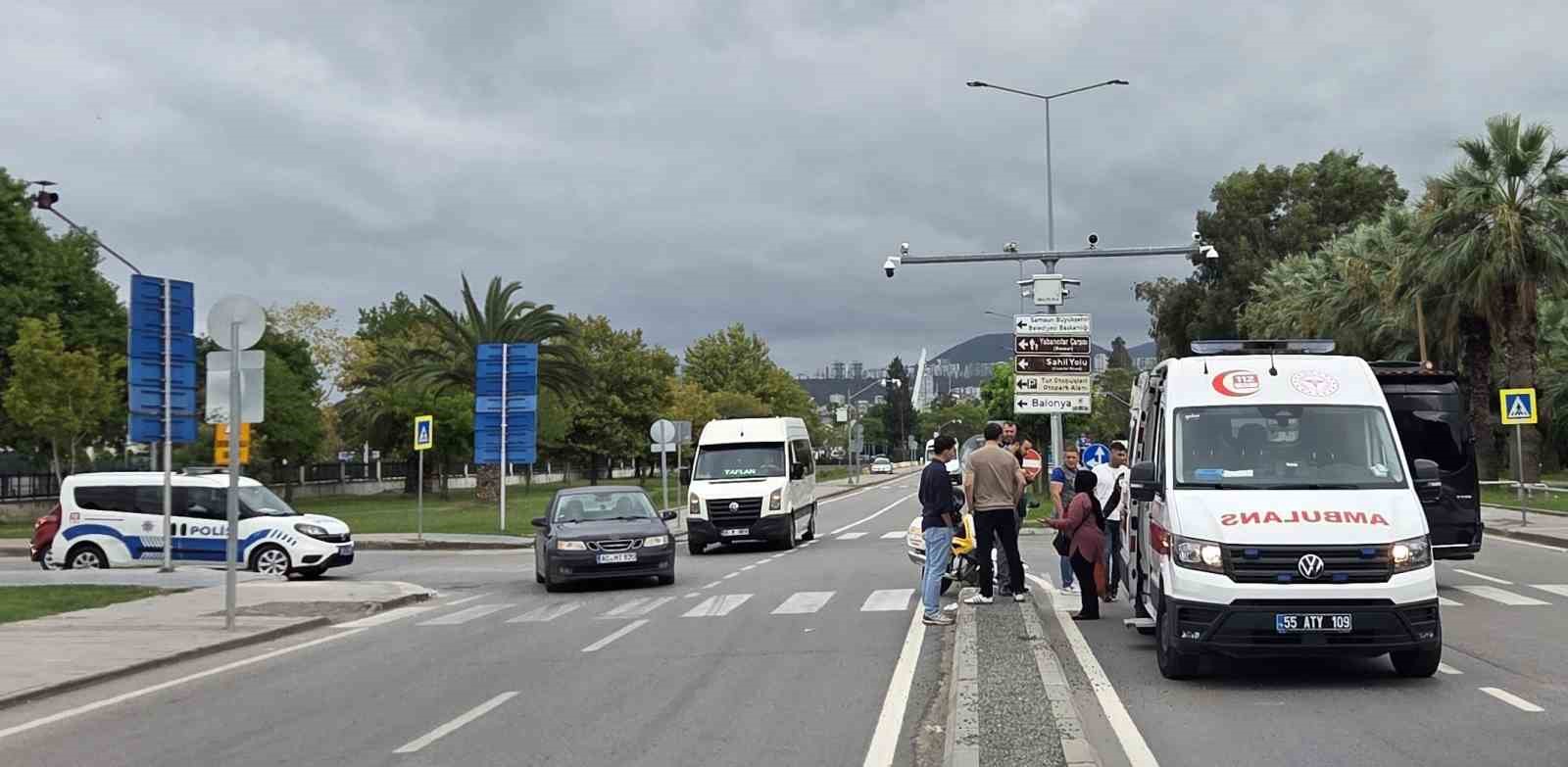 MOTOSİKLET SÜRÜCÜSÜ ANNESİNİN YANINDAKİ ÇOCUĞA ÇARPIP KAÇTI