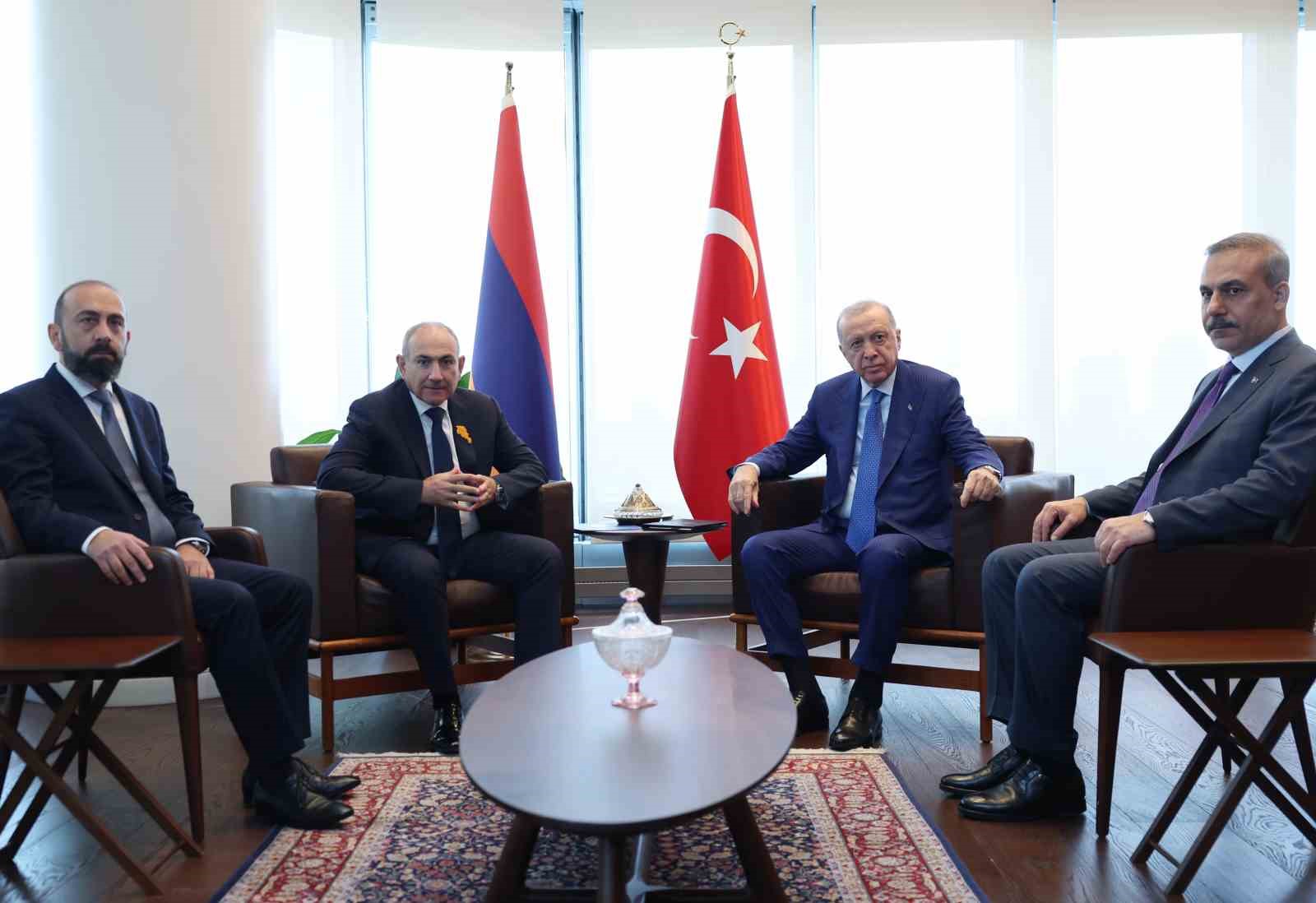 CUMHURBAŞKANI ERDOĞAN, ERMENİSTAN BAŞBAKANI PAŞİNYAN’I KABUL ETTİ