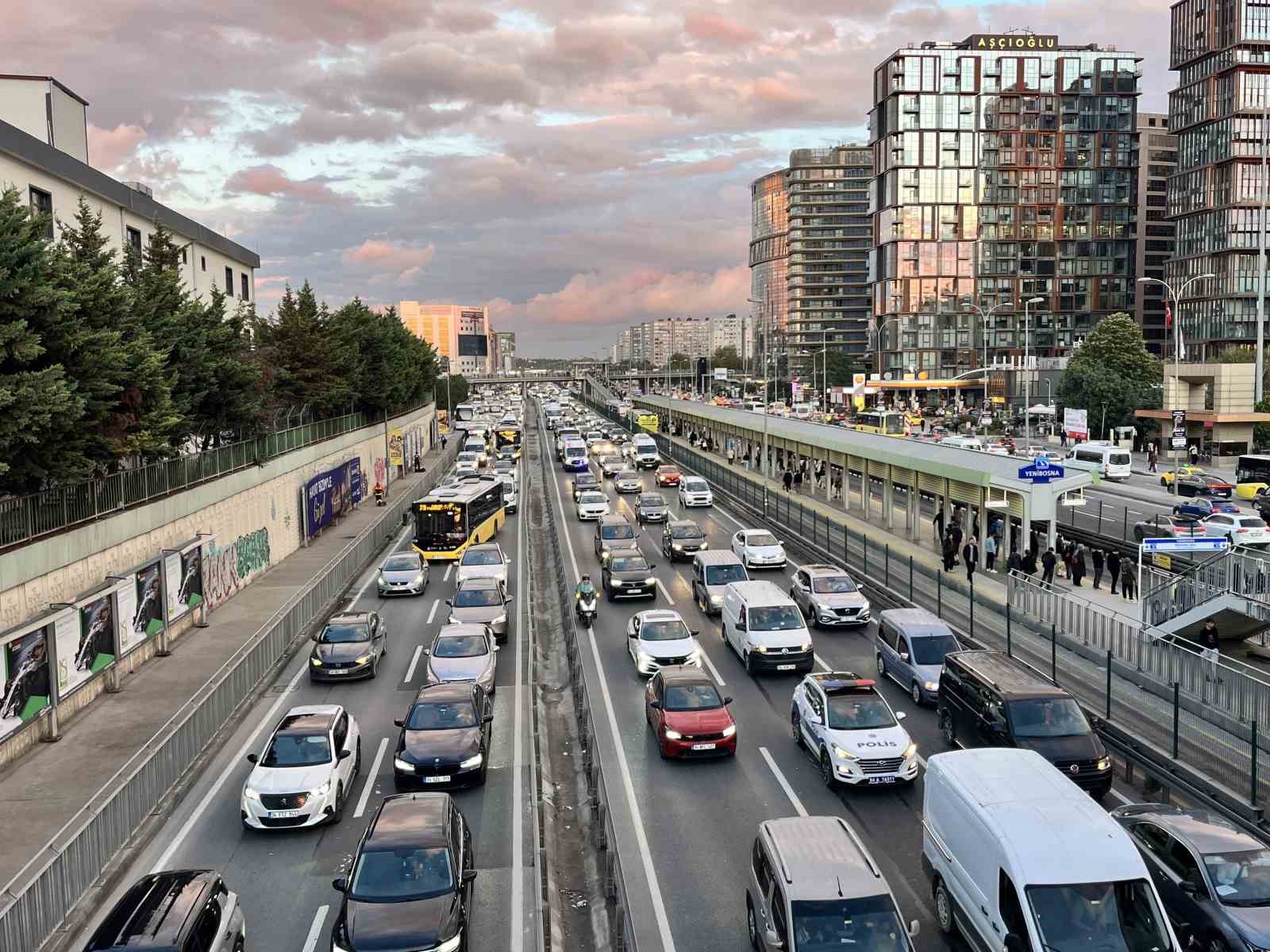 İSTANBUL’DA TRAFİK YOĞUNLUĞU YÜZDE 69’A ULAŞTI