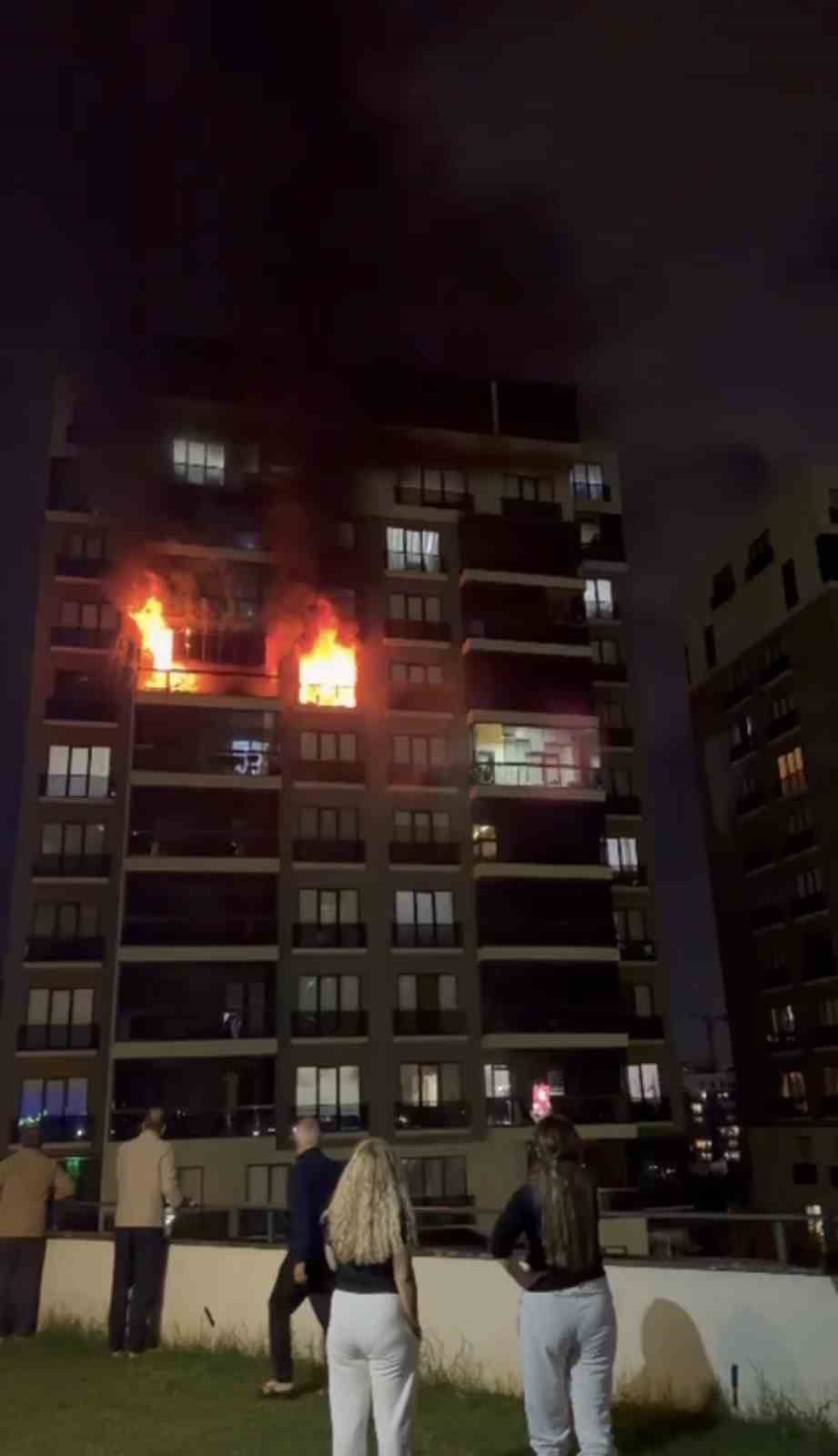 BURSA’DA APARTMAN DAİRESİNDE YANGIN: 4 KİŞİ DUMANDAN ETKİLENDİ