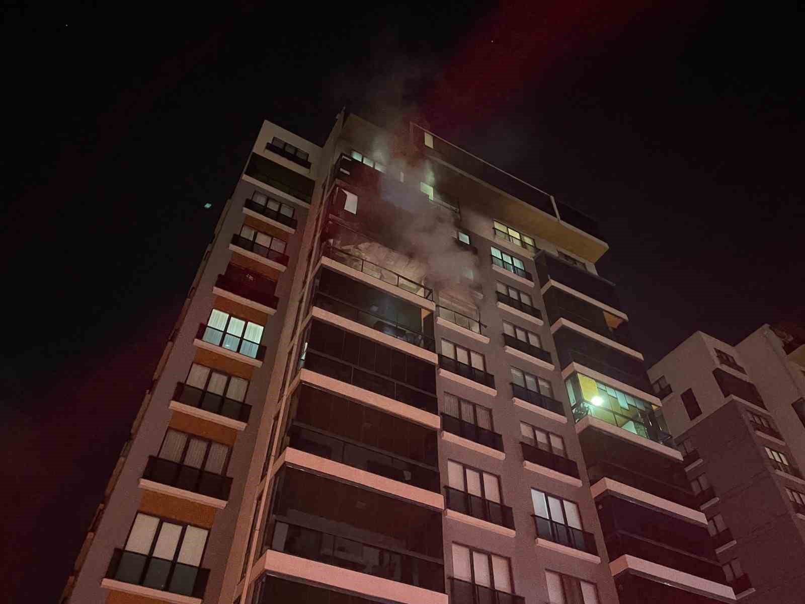 BURSA’DA BİNA YANGINI: MAHSUR KALAN 19 KİŞİ KURTARILDI
