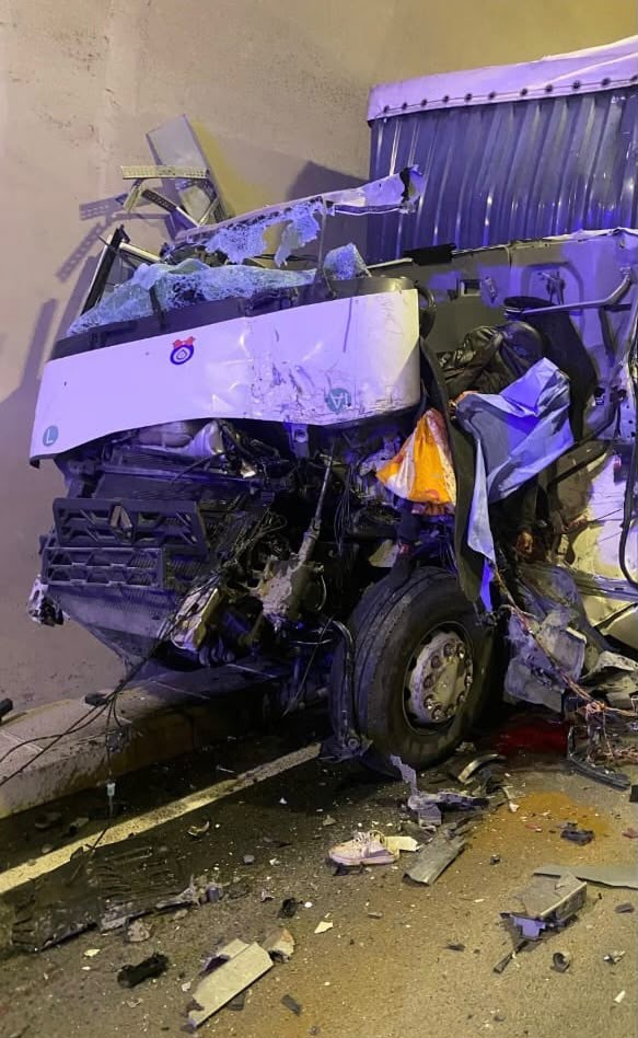 ARTVİN’DE TÜNEL İÇİNDE ZİNCİRLEME KAZA: 1 ÖLÜ, 2 YARALI
