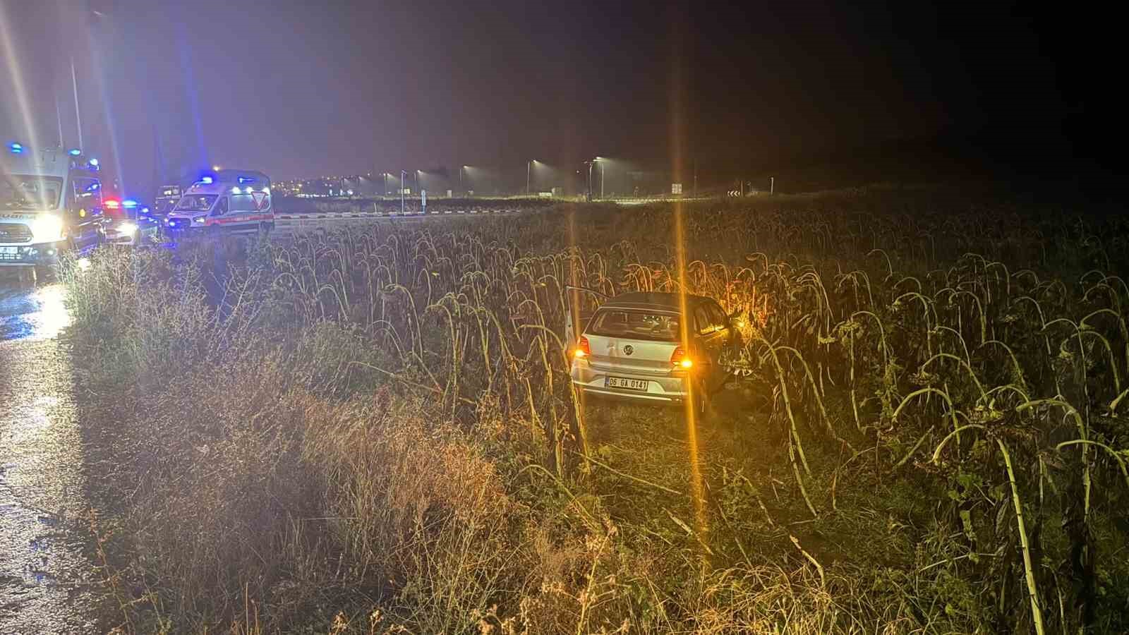 ÇORUM’DA OTOMOBİL TARLAYA UÇTU: 2 YARALI