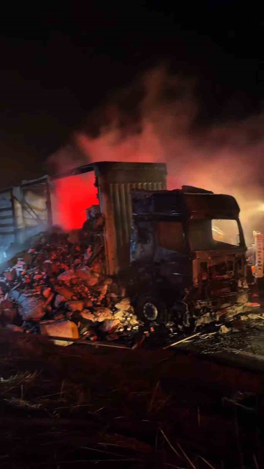 TEM’DE TEKSTİL YÜKLÜ TIR ALEV ALEV YANDI