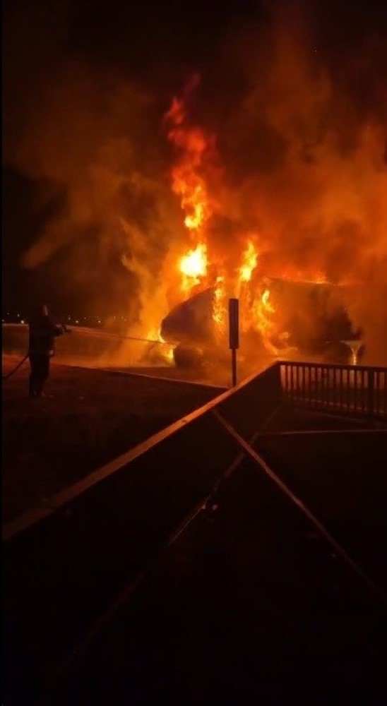 KARS’TA SEYİR HALİNDEKİ TIR ALEV ALEV YANDI: ŞOFÖR SON ANDA KURTULDU