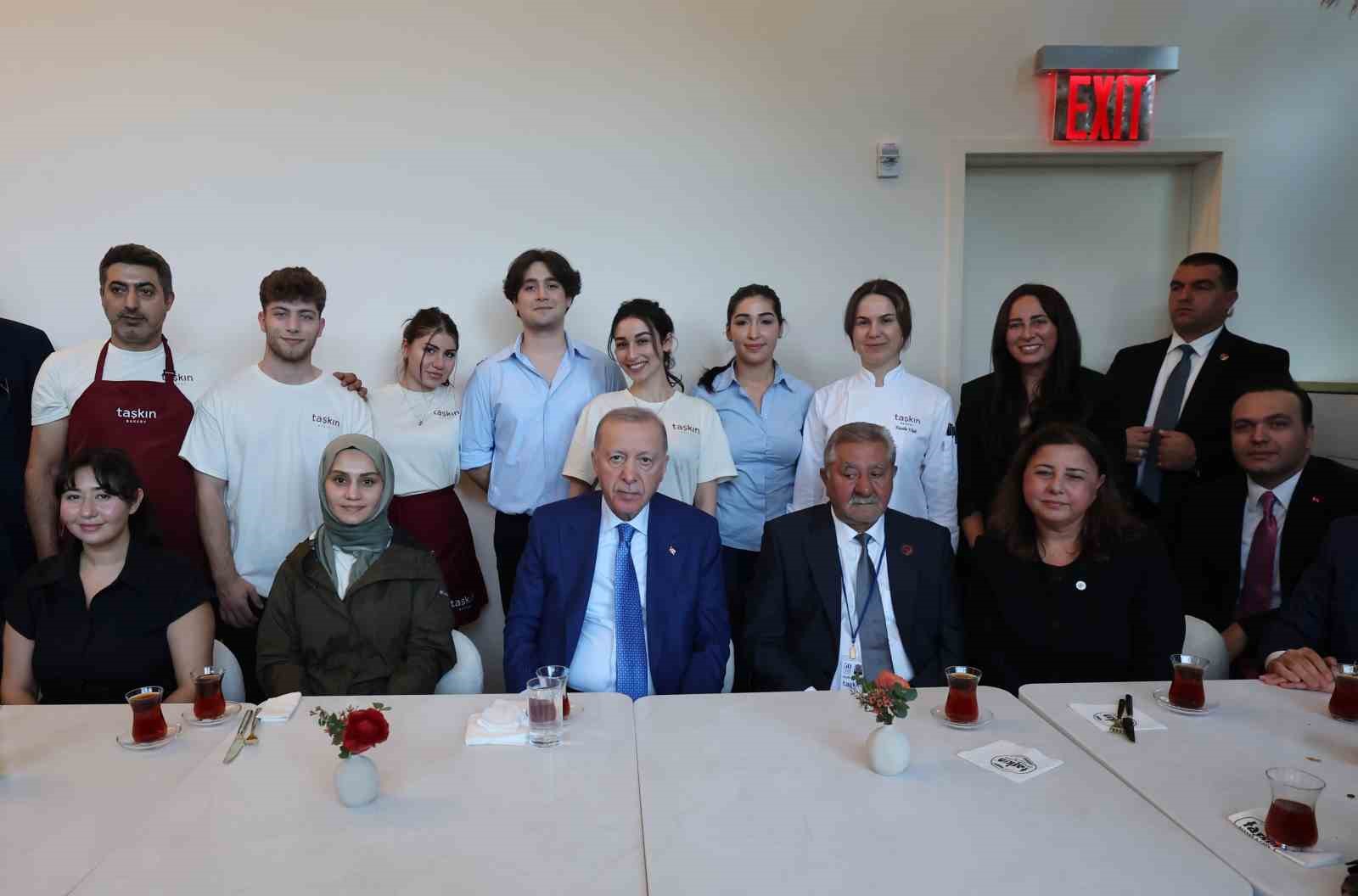 CUMHURBAŞKANI ERDOĞAN’DAN NEW YORK’TA TÜRK PASTANESİNE ZİYARET