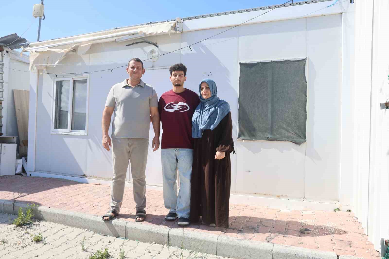 PERDEYLE İKİYE BÖLÜNEN 18 METREKARELİK KONTEYNERDE DERS ÇALIŞARAK TIP FAKÜLTESİNİ KAZANAN DEPREMZEDE HASAN’IN HAYALİ GERÇEĞE DÖNDÜ