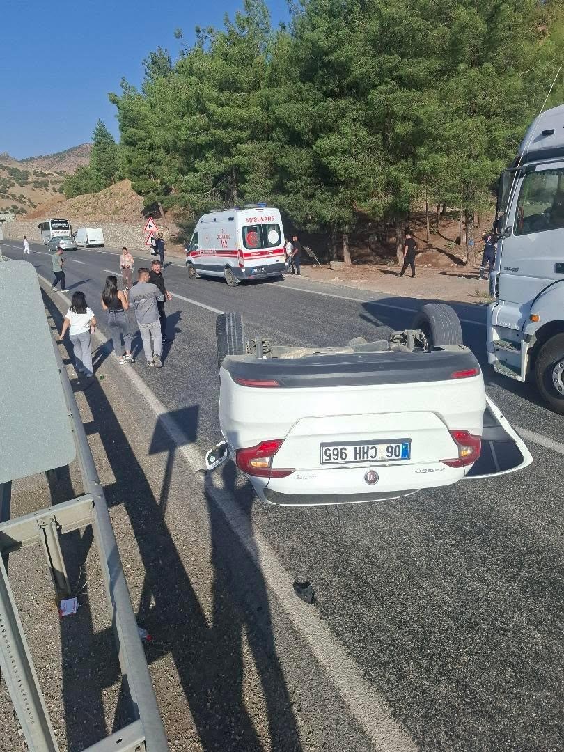 SİİRT’TE OTOMOBİL TAKLA ATTI: 2 KİŞİ ÖLÜMDEN DÖNDÜ