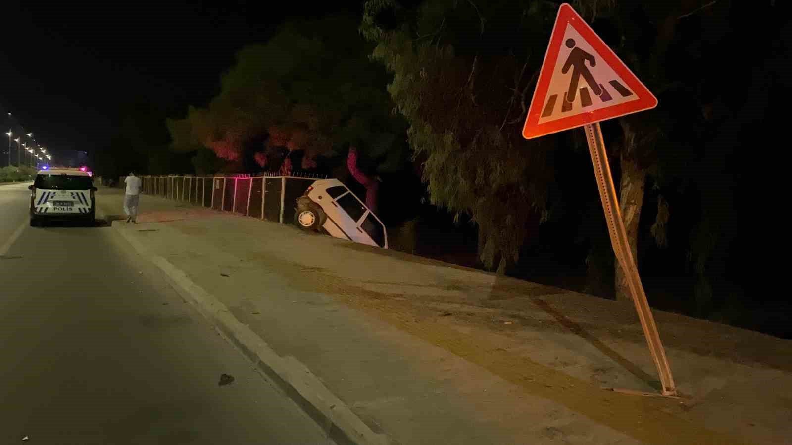KAZA YAPAN OTOMOBİL ASILI KALDI: 2 YARALI