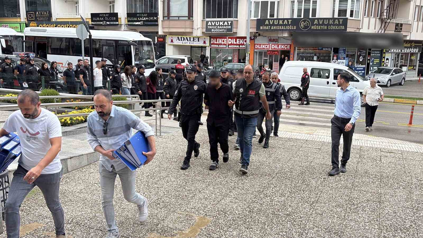 İNTERNETTEN ARAÇ SATMAK İSTEYENLERİ "GÜVENLİ ÖDEME" TUZAĞIYLA DOLANDIRAN ŞAHISLARA OPERASYON: 18 GÖZALTI