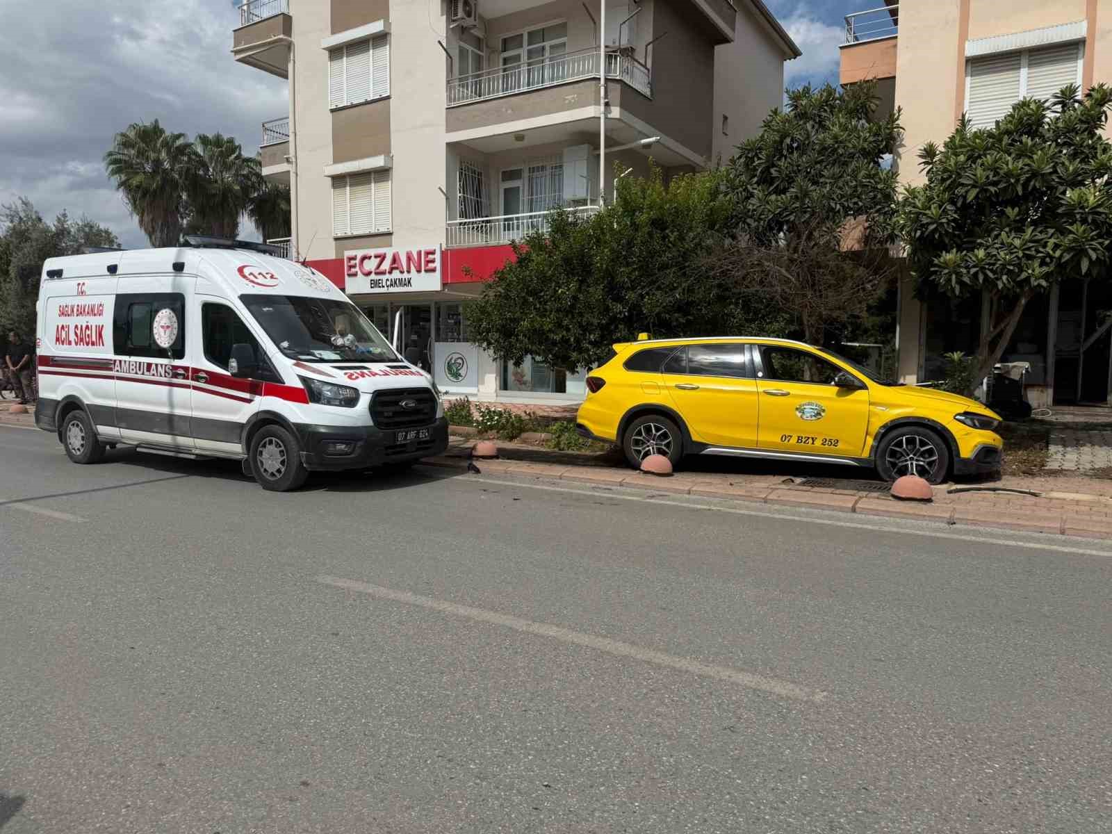 SERİK’TE TAKSİ İLE HAFİF TİCARİ ARAÇ ÇARPIŞTI, MAHALLELİ KAVŞAĞA ÖNLEM ALINMASINI İSTEDİ