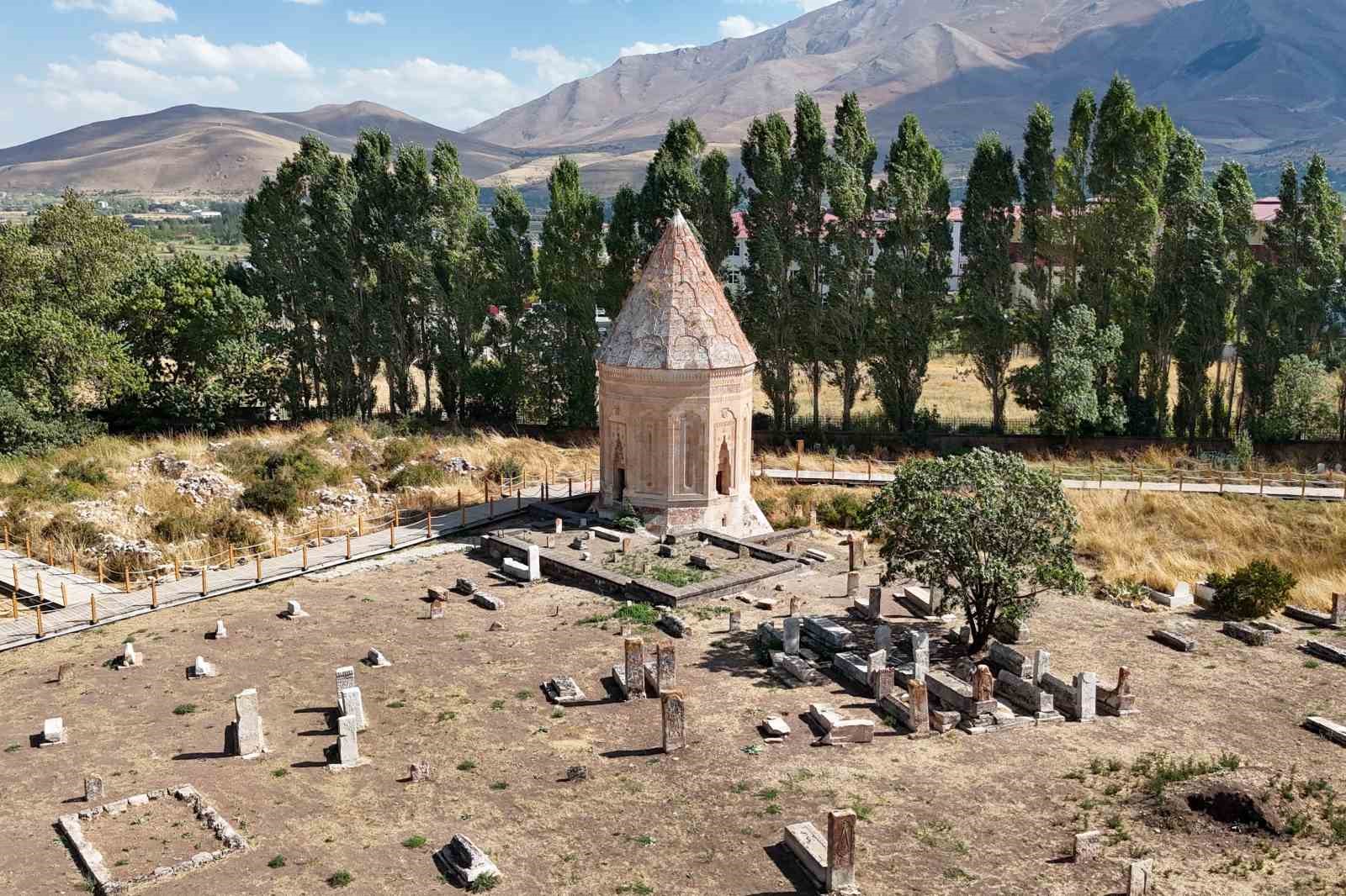 TARİHİ SELÇUKLU MEZARLIĞI VE HALİME HATUN KÜMBETİ’NDE ÇALIŞMALAR DEVAM EDİYOR