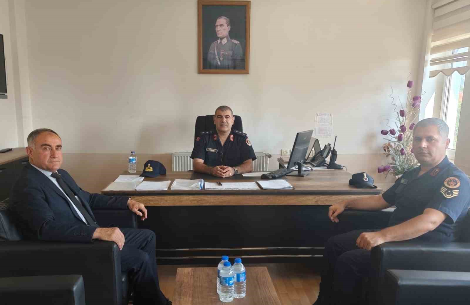 ÇİVRİL’DE JANDARMA ÖĞRENCİ GÜVENLİĞİ İÇİN SAHADA
