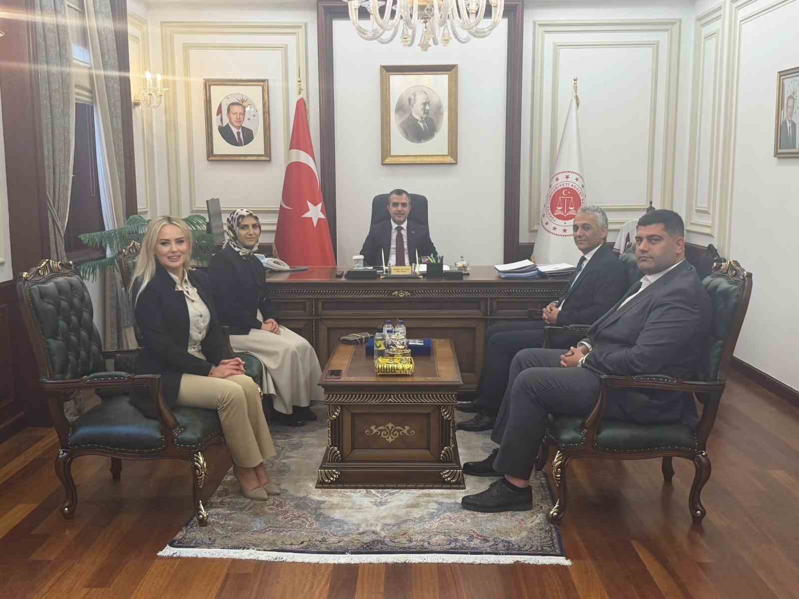 HEKİMLİĞİN HUKUKİ GELECEĞİ MASAYA YATIRILDI